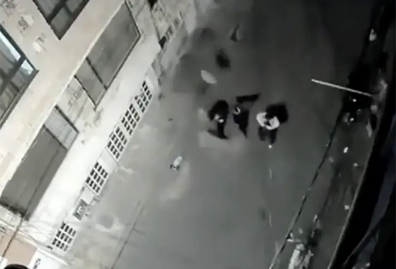 VIDEO: Balcón se derrumba y pareja muere tras caer del cuarto piso. VIDEO: Balcón se derrumba y pareja muere tras caer del cuarto piso.