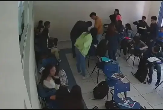 El incidente quedó grabado por cámaras de seguridad del aula. 