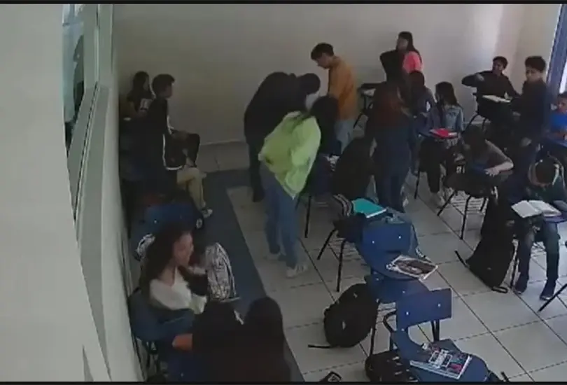 El incidente quedó grabado por cámaras de seguridad del aula. El incidente quedó grabado por cámaras de seguridad del aula.