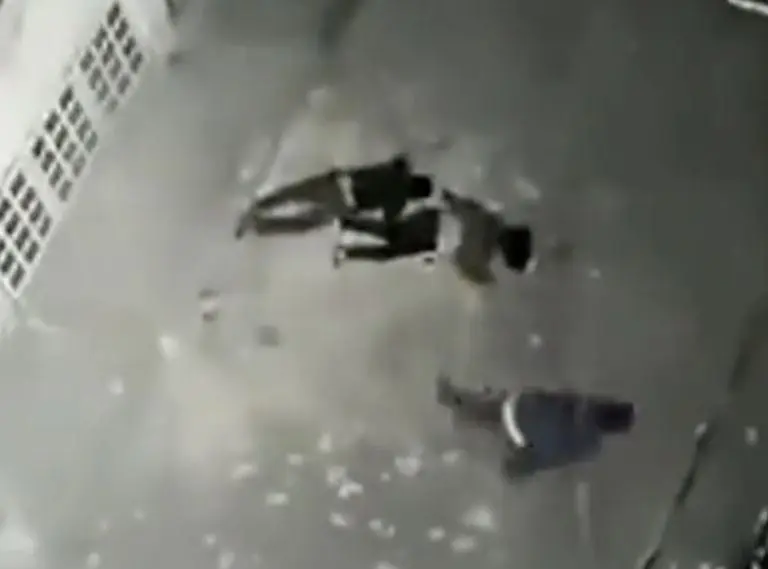 VIDEO: Balcón se derrumba y pareja muere tras caer del cuarto piso. Foto: Especial