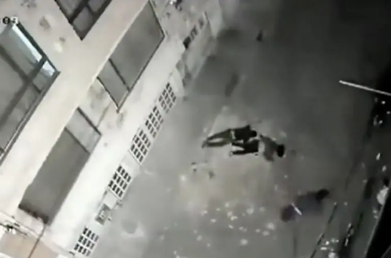 VIDEO: Balcón se derrumba y pareja muere tras caer del cuarto piso. Foto: Especial