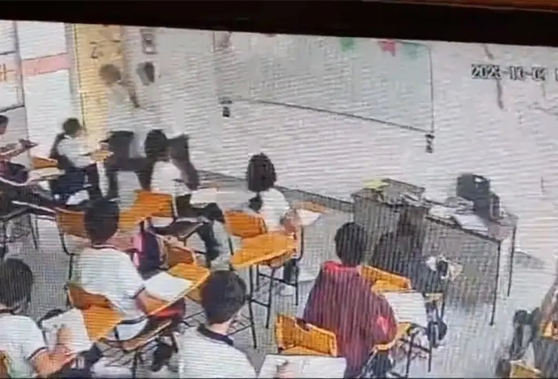 Estudiante apu&ntilde;ala a su maestra en secundaria de Ramos Arizpe, Coahuila. 