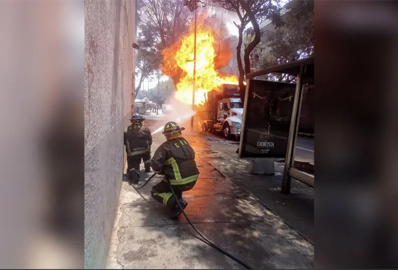 El incendio ya fue mitigado por los bomberos. El incendio ya fue mitigado por los bomberos.