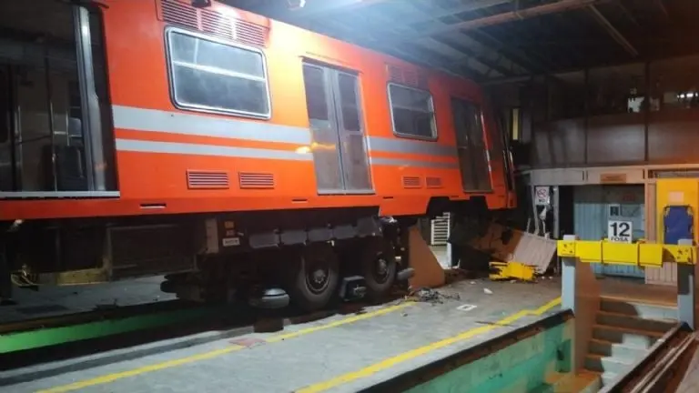 Metro CDMX: Choca tren en la estación El Rosario, hay una persona lesionada. Foto: Especial