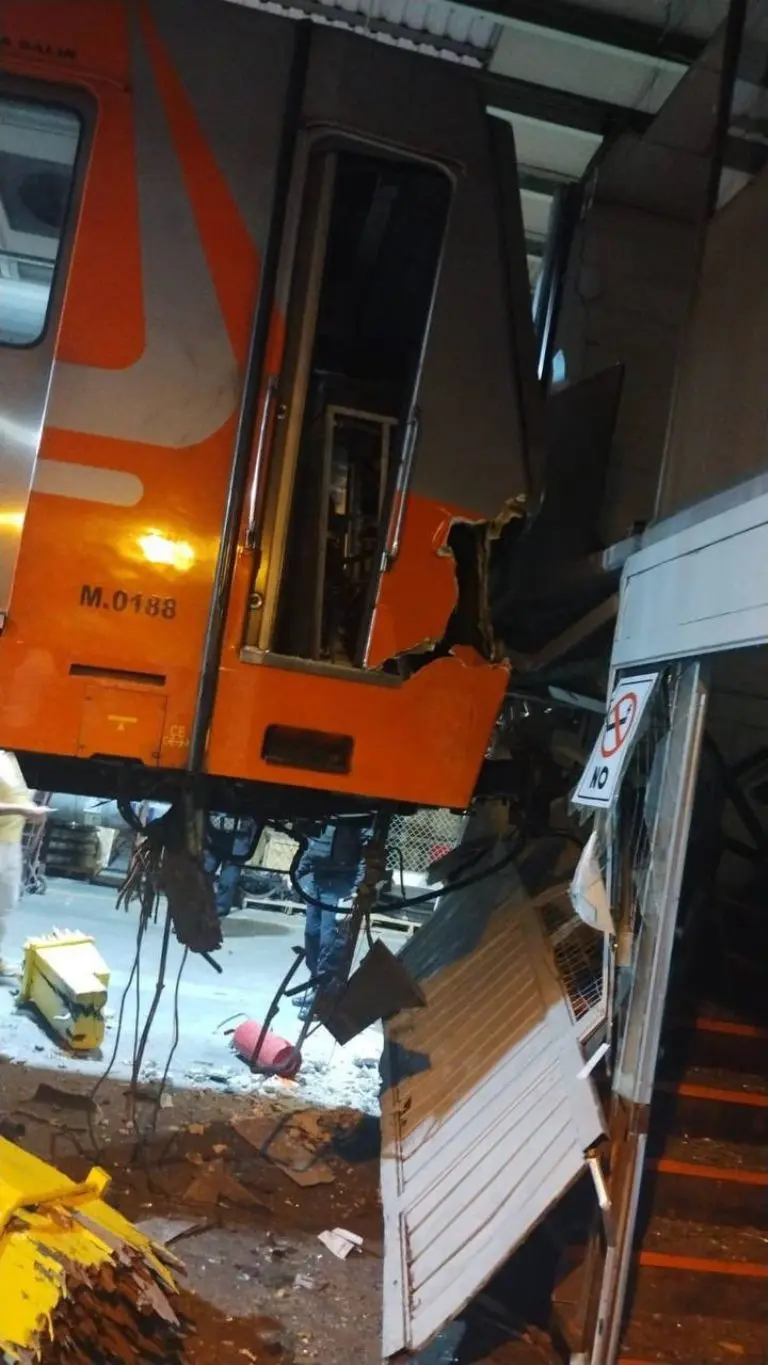 Metro CDMX: Choca tren en la estación El Rosario, hay una persona lesionada. Foto: Especial