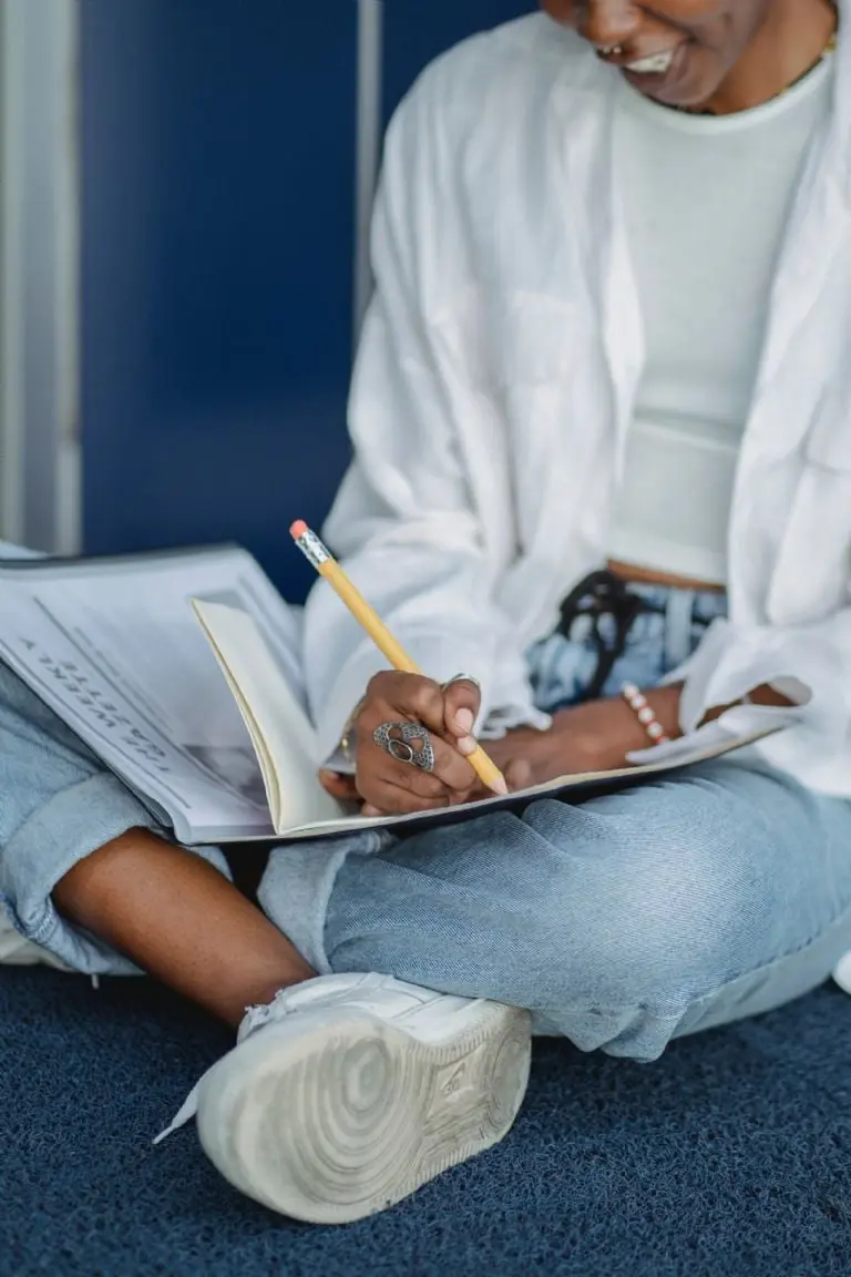 Joven estudiando - Pexels