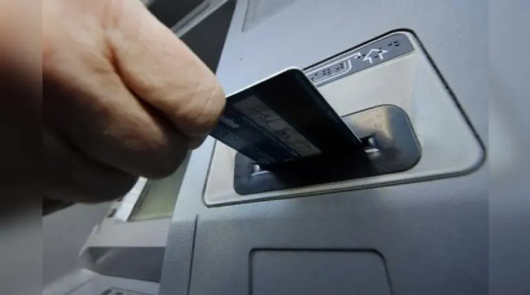 ¿Eres usuario de BBVA? Checa estos datos para evitar la clonación de tu tarjeta Créditos: Especial