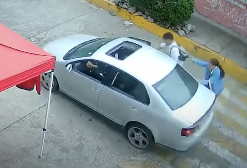 VIDEO: Captan momento exacto en que secuestran a ni&ntilde;a con su mam&aacute; en Naucalpan, Edomex. 