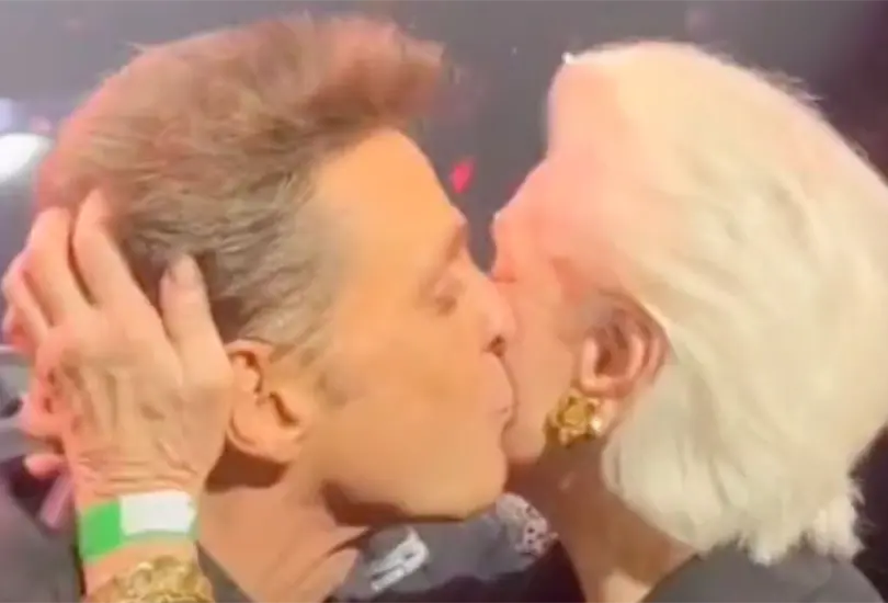&iexcl;Hasta baj&oacute; del escenario! Luis Miguel besa a Carolina Herrera, en su concierto de Nueva York. 