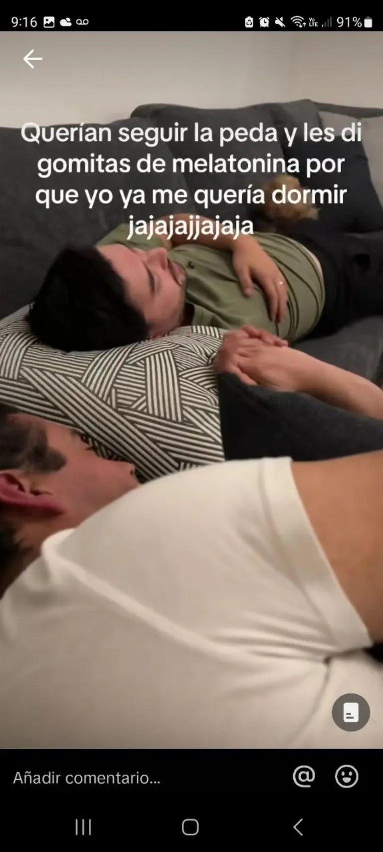 Mujer da melatonina a sus amigos en una fiesta - Tomada de video