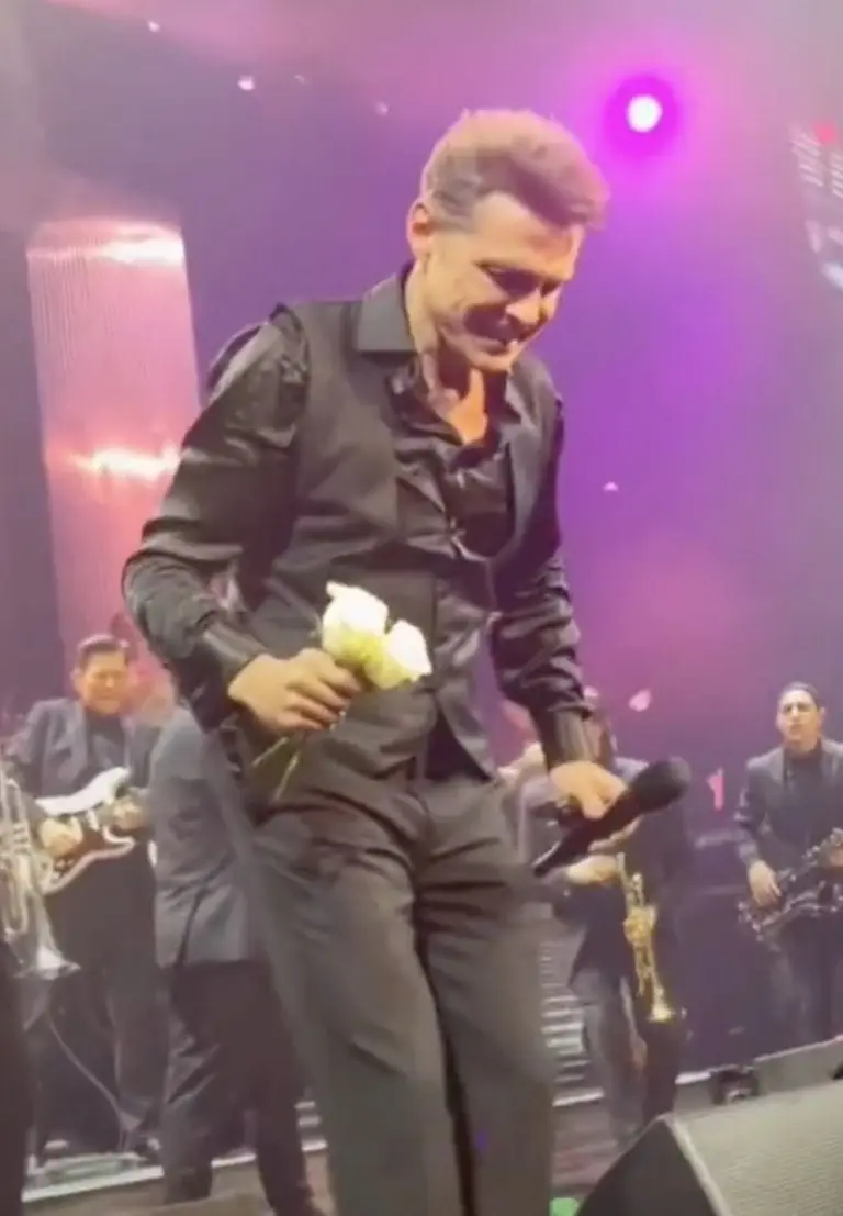 ¡Hasta bajó del escenario! Luis Miguel besa a Carolina Herrera, en su concierto de Nueva York. Foto: Especial