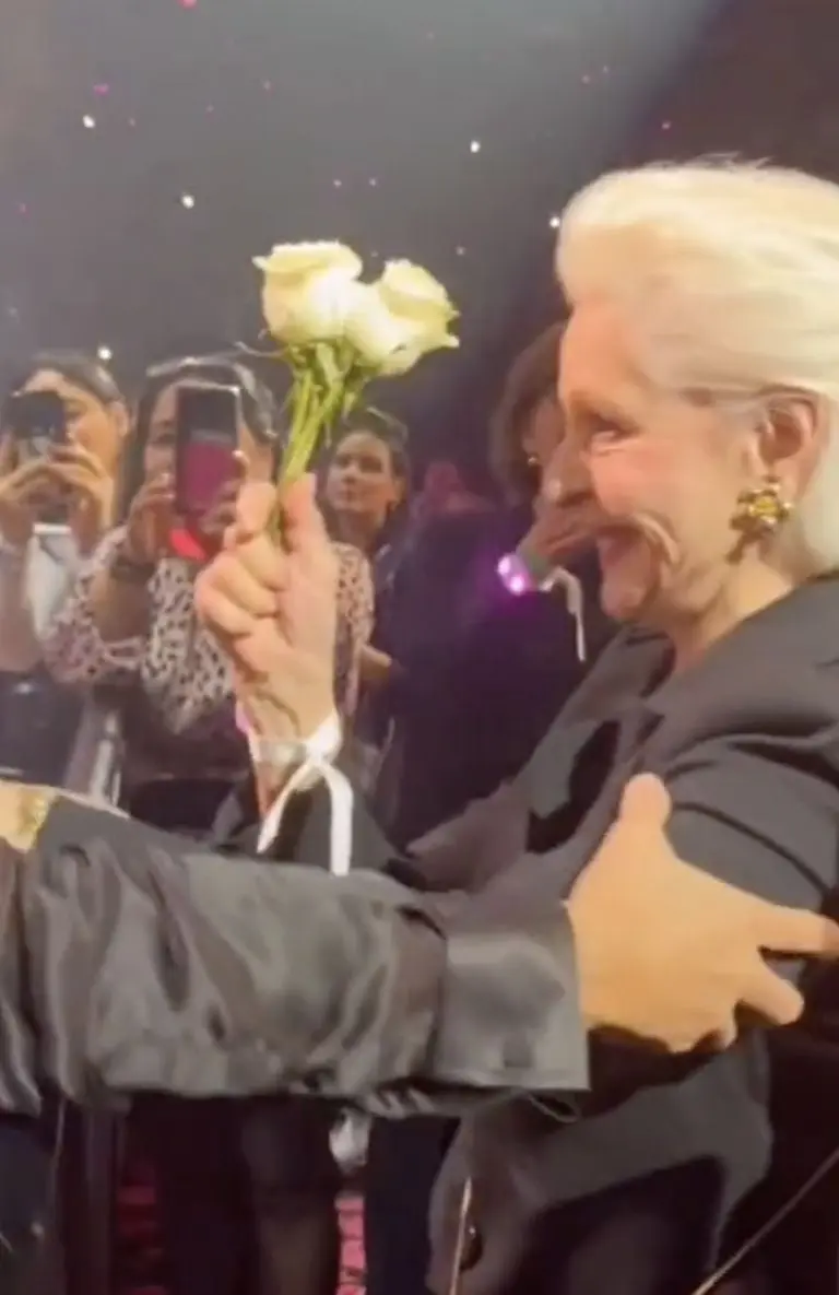 ¡Hasta bajó del escenario! Luis Miguel besa a Carolina Herrera, en su concierto de Nueva York. Foto: Especial