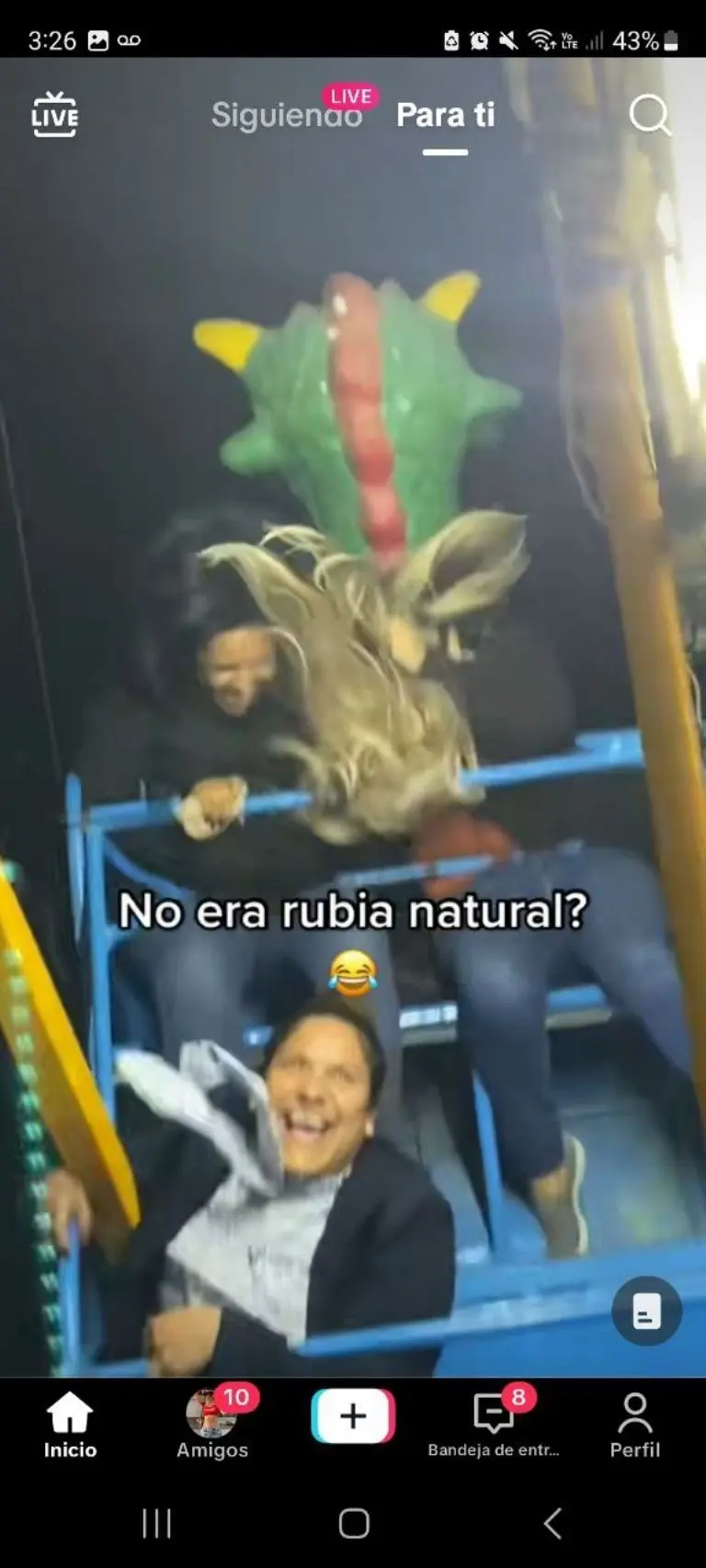 Mujer pierde peluca en juego mecánico - Tomada de video