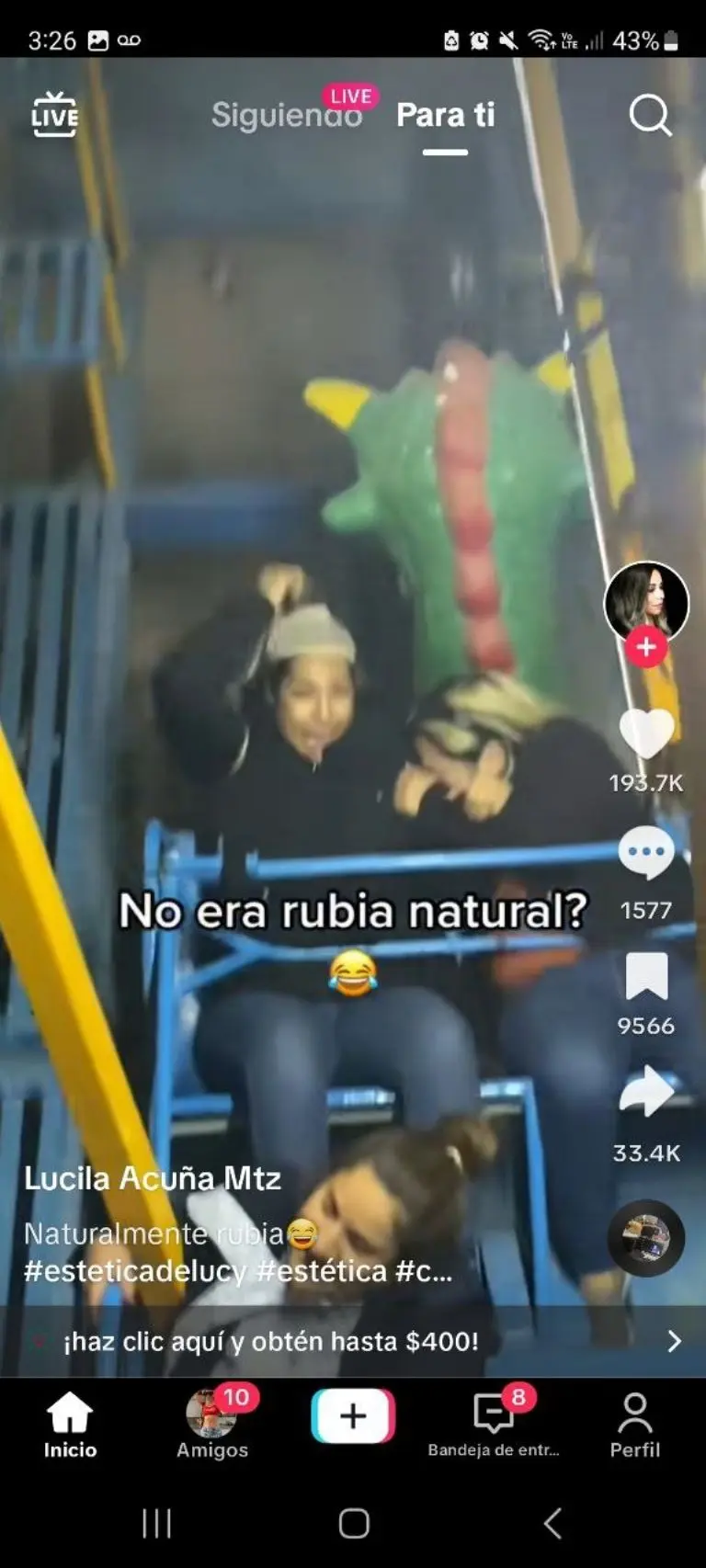 Mujer pierde peluca en juego mecánico - Tomada de video