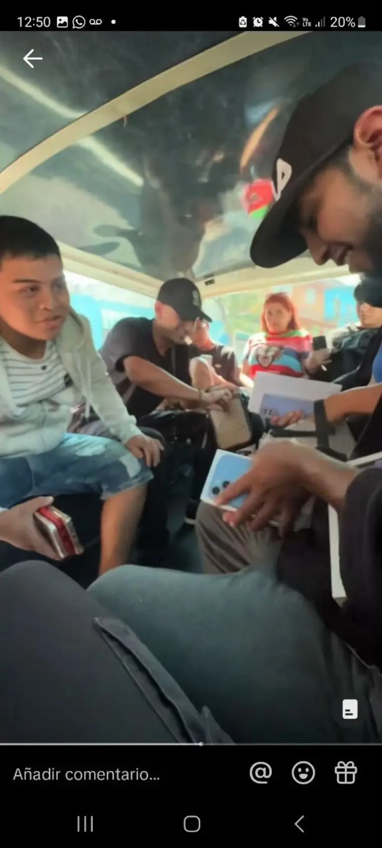 Jóvenes regalan teléfono en combi - Tomada de video
