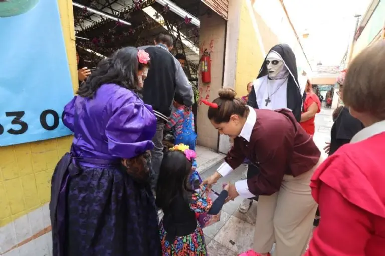 Caty Monreal festeja el Día de Muertos en el Mercado de San Lucas "es importante mantener nuestras tradiciones" Créditos: Especial
