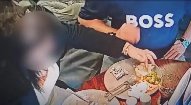 Mujer le pone pelos a su comida (YouTube)