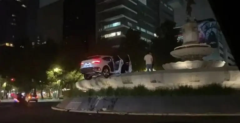 Automovilista queda sobre la glorieta de la Diana Cazadora. Foto: captura de pantalla.