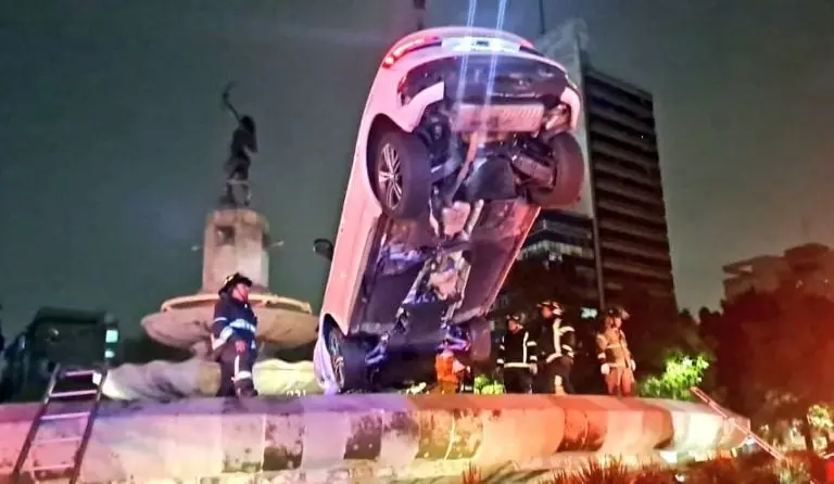 El auto fue retirado por los bomberos de la CDMX.Foto: Bomberos CDMX.