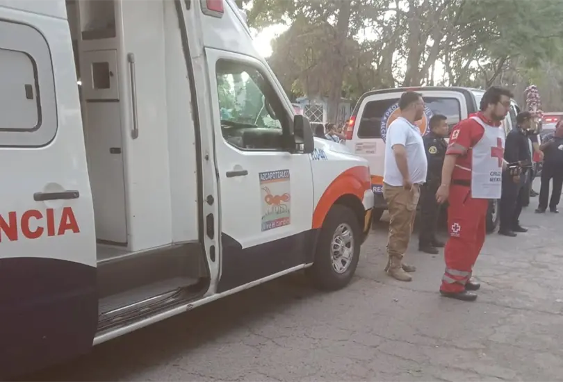 La explosión resultante provocó heridas en ocho personas, generando la movilización de fuerzas policiales en la zona. La explosión resultante provocó heridas en ocho personas, generando la movilización de fuerzas policiales en la zona.