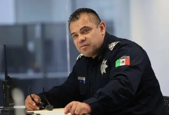 El asesinato se realizó en una cafetería mientras el comandante compraba comida. El asesinato se realizó en una cafetería mientras el comandante compraba comida.