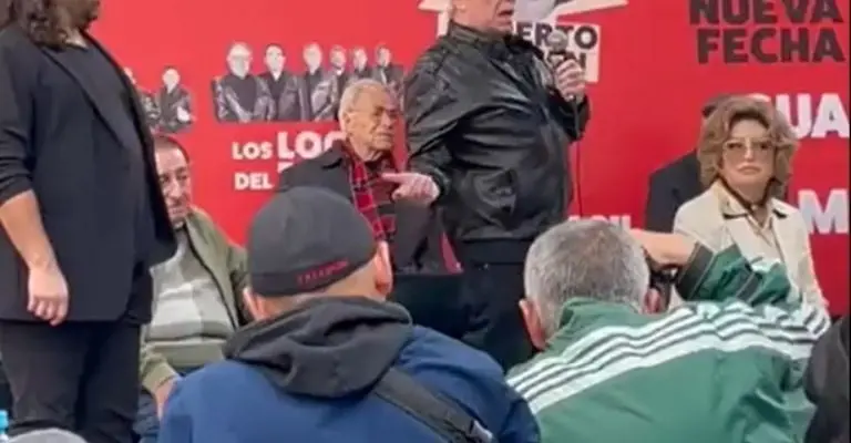 Enrique Guzmán explotó en una conferencia de prensa. (Especial)
