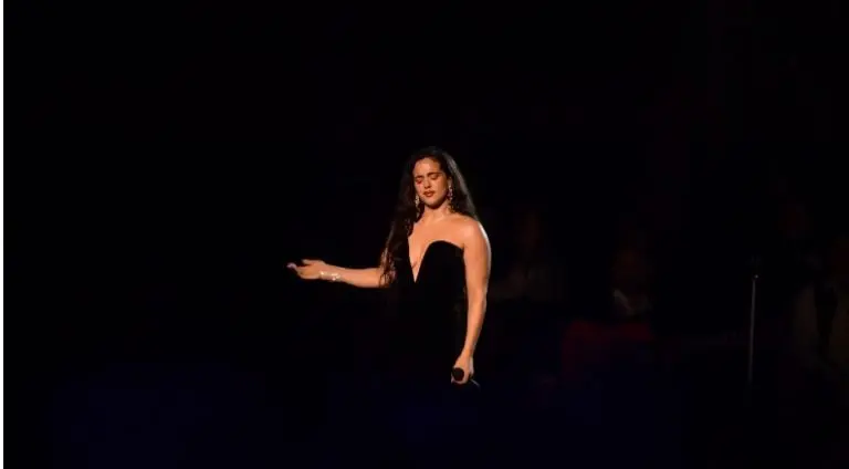 ¡Directo al corazón! Rosalía y Rauw Alejandro se lanzan indirectas en los Latin Grammy 2023 Créditos: Captura de pantalla