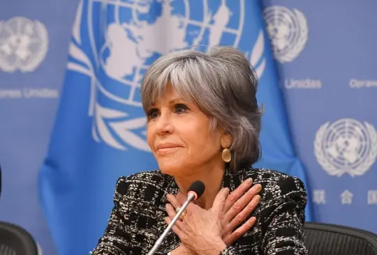 Jane Fonda lleva con orgullo sus canas y es un icono del estilo.