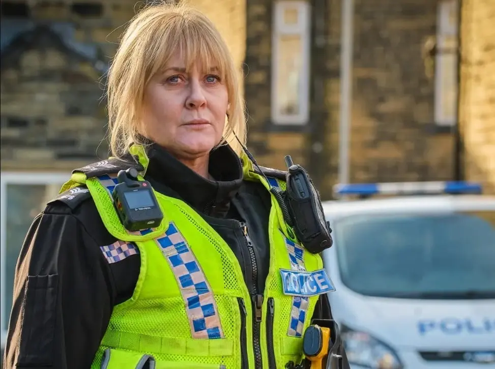 Sigue a Catherine Cawood, la sargento de policía de Yorkshire, quien persigue al hombre que atacó a su hija, ya fallecida, sin saber que él forma parte de otro crimen.