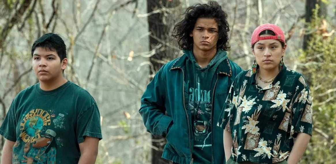 Presenta a cuatro adolescentes indígenas de la zona rural de Oklahoma que se dedican al robo con la esperanza de ahorrar y llegar a California.