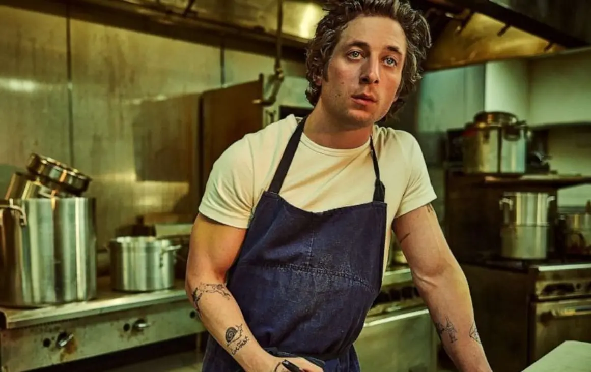 Es una comedia dramática que sigue a Carmy, un joven chef de alta cocina, que se ve obligado a regresar a  Chicago tras la  muerte de su hermano y atender el negocio familiar.