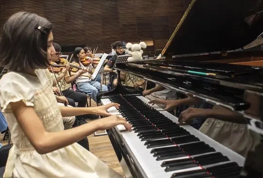 Ana Paula Rodríguez en ensayo con la Camerata Académica 