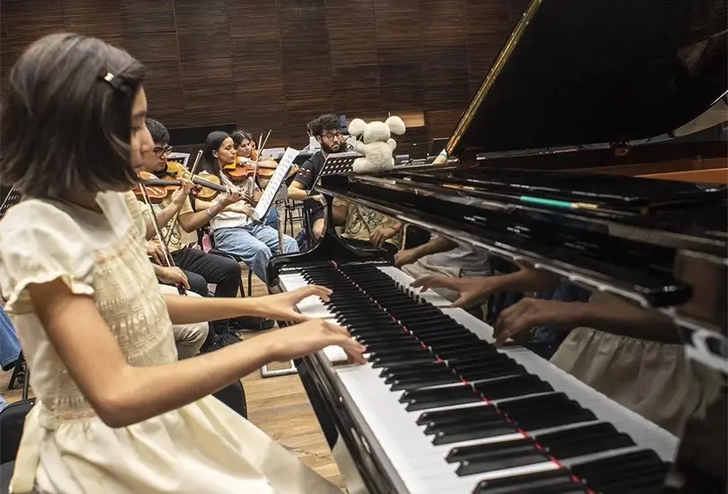Ana Paula Rodr&iacute;guez en ensayo con la Camerata Acad&eacute;mica 