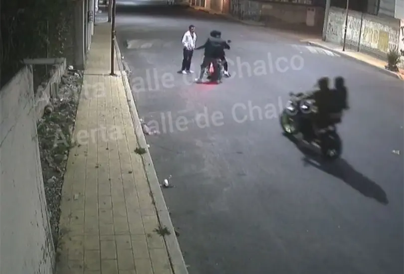 Hombre enfrenta asaltantes que querían despojarlo de sus pertenencias en Edomex. Hombre enfrenta asaltantes que querían despojarlo de sus pertenencias en Edomex.