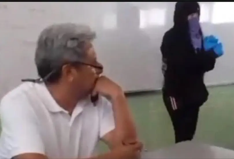 Jos&eacute; Alejandro P&eacute;rez Palma termin&oacute; el piso golpeado y pintado con aerosol morado, sali&oacute; del plantel en camilla. 