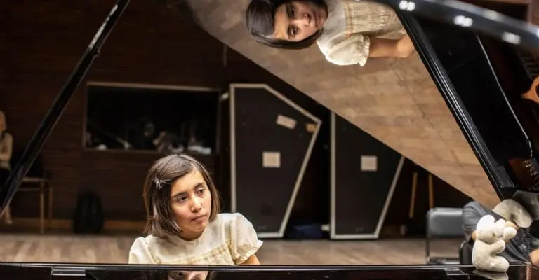 Ana Paula debutará junto a su muñeco de Peluche. FB: Teatro Argentino - Centro Provincial de las Artes