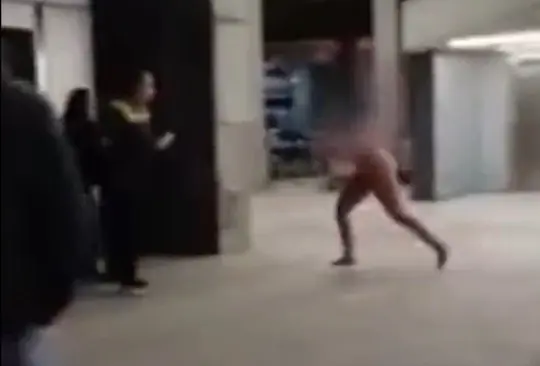 Mujer totalmente desnuda ataca a pasajeros en pleno aeropuerto