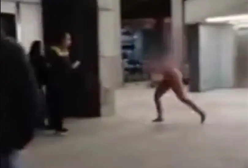 Mujer totalmente desnuda ataca a pasajeros en pleno aeropuerto Mujer totalmente desnuda ataca a pasajeros en pleno aeropuerto