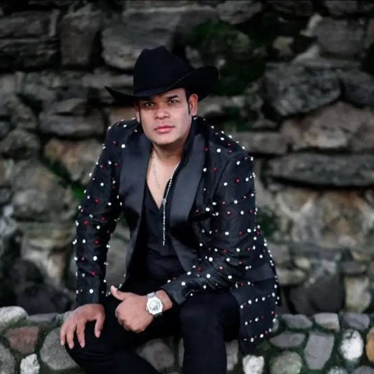 Caballo tira a Marco Flores durante el rodaje del nuevo videoclip ¿Cuál es su estado de salud? Créditos: IG