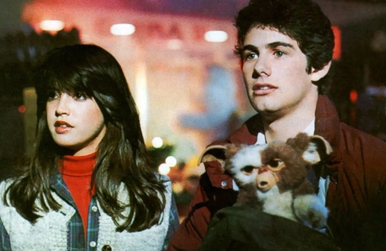 Gremlins fue una pel&iacute;cula de fantas&iacute;a y terror que se estren&oacute; en 1984. La historia gira alrededor de Billy, un joven que recibe como regalo de navidad a un animal tierno y peludo llamado Gizmo.