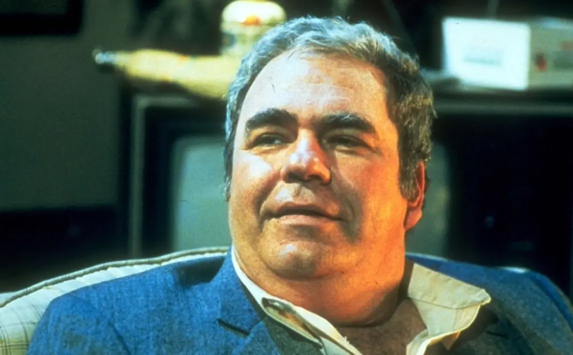 Hoyt Axton como Rand Peltzer, el pap&aacute; de Billy