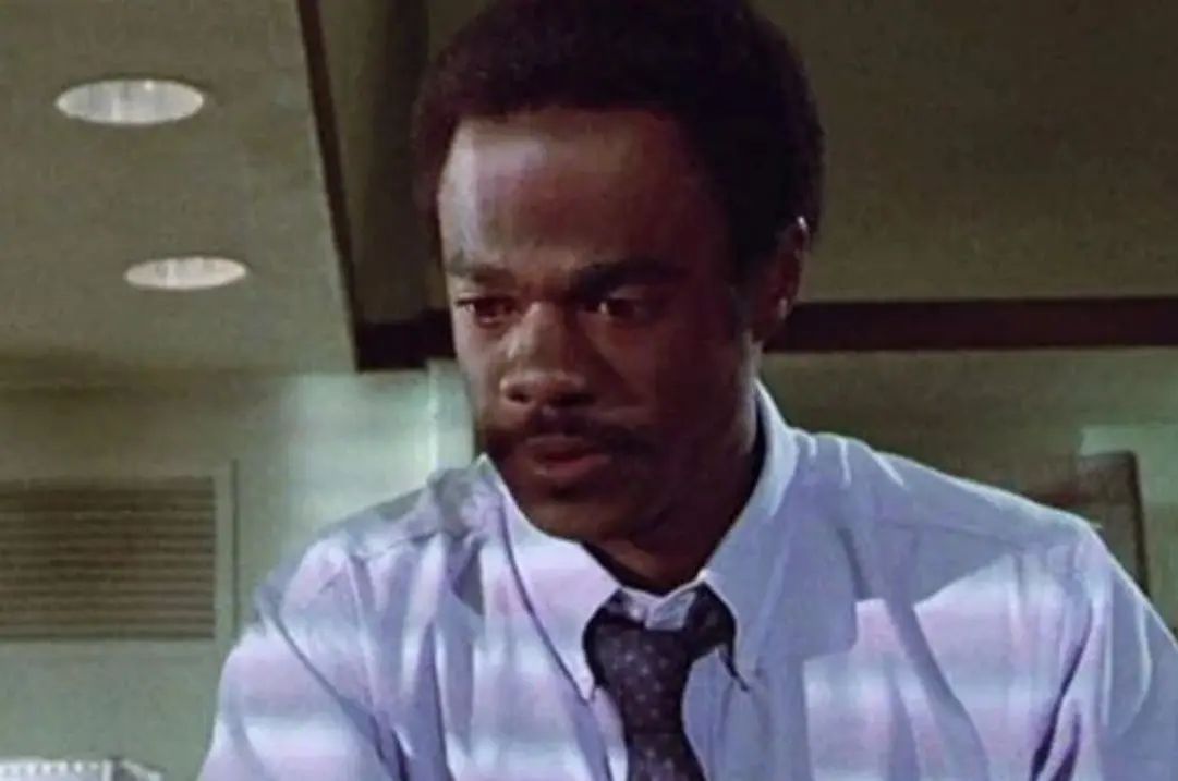 Glynn Turman como Roy Hanson, el profesor de laboratorio
