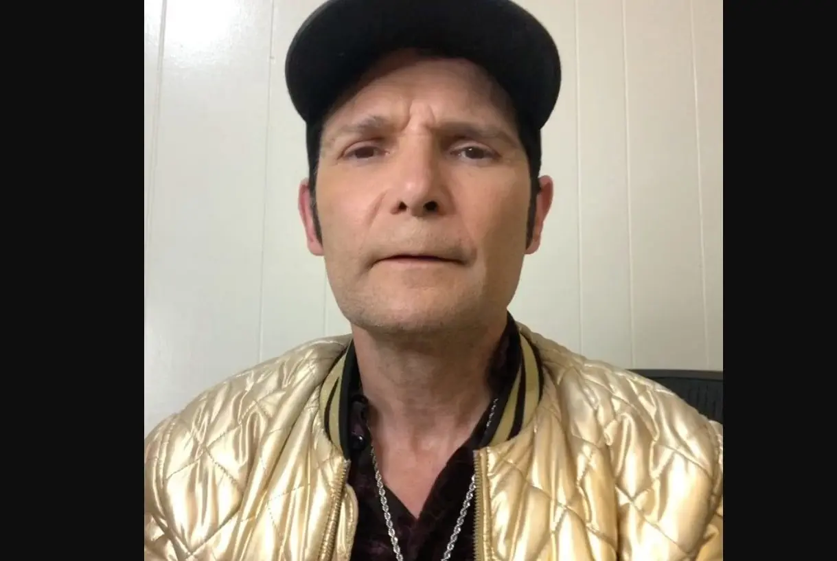 Ahora tiene 52 a&ntilde;os y est&aacute; casado con Courtney Anne Mitchell desde 2016. Es cantante y en los &uacute;ltimos a&ntilde;os ha trabajado en las pel&iacute;culas J&oacute;venes ocultos 3 y 	Six Degrees of Hell.