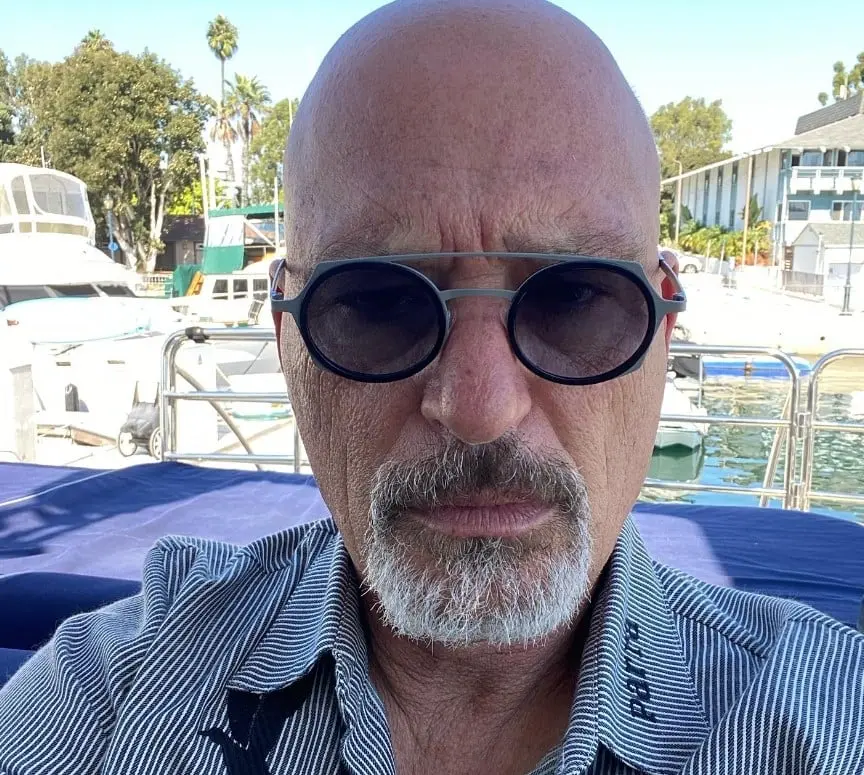 Ahora tiene 67 a&ntilde;os y es padre de tres hijos. Ha trabajado en las cintas 7 Days In Hell y Objetivo: Hasselhoff.