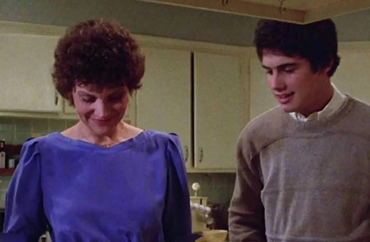 Billy r&aacute;pidamente se encari&ntilde;a con Gizmo, pero las cosas se complican cuando empieza a romper las reglas y aparecen m&aacute;s gremlins que no tan buenos como Gizmo.