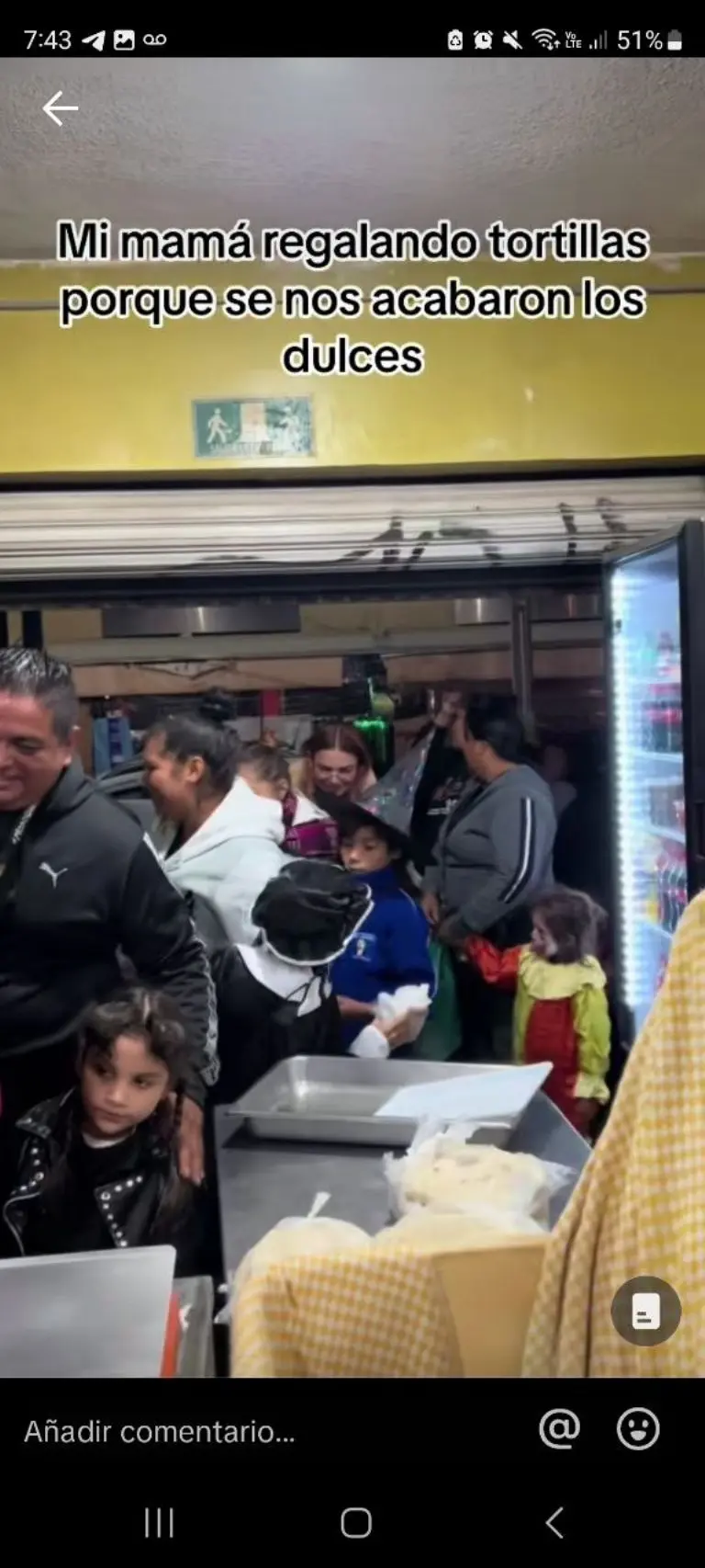 Mujer regala tortillas de calaverita - Tomada de video
