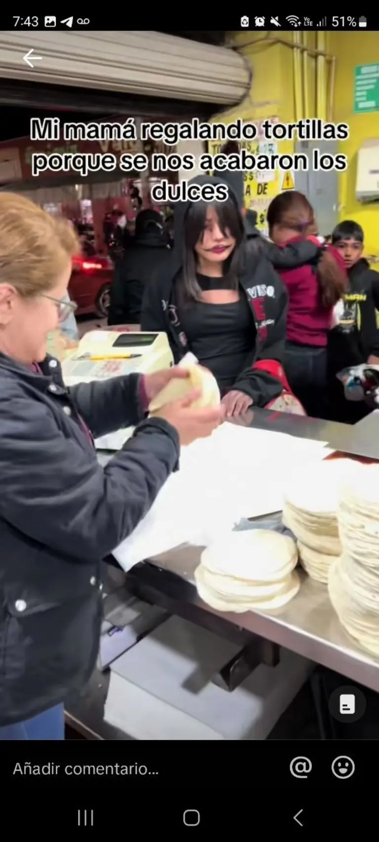 Mujer regala tortillas de calaverita - Tomada de video