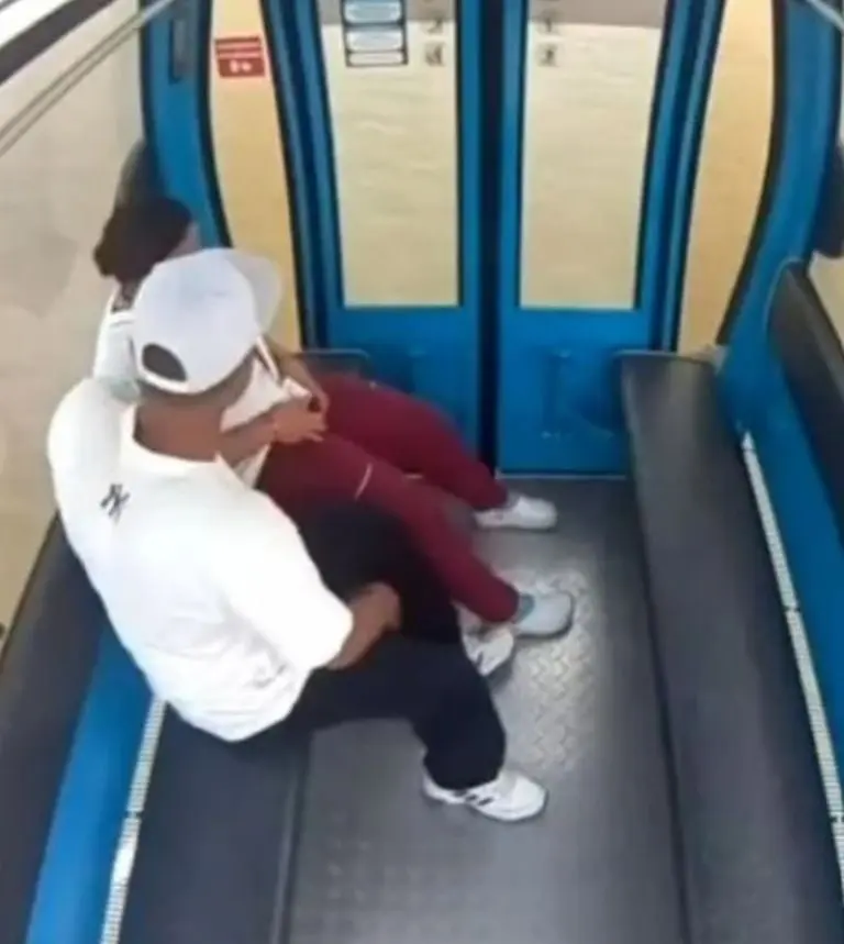 Jóvenes en el teleférico se hacen virales (Twitter)