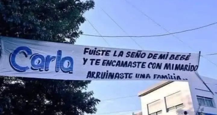 La mujer colocó una pancarta para que todos los maestros y personal de la escuela se enterara de la infidelidad La mujer colocó una pancarta para que todos los maestros y personal de la escuela se enterara de la infidelidad
