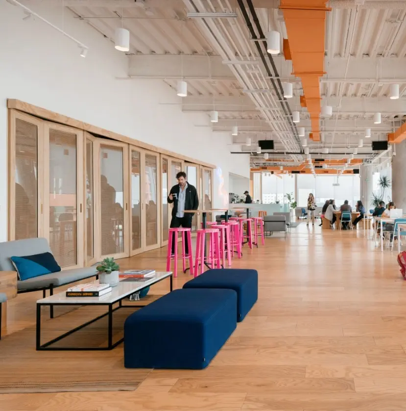 La popular empresa fundada por Adam Neumann y Miguel McKelvey, que promet&iacute;a cambiar el concepto de oficina, se declar&oacute; en quiebra a inicios de noviembre.